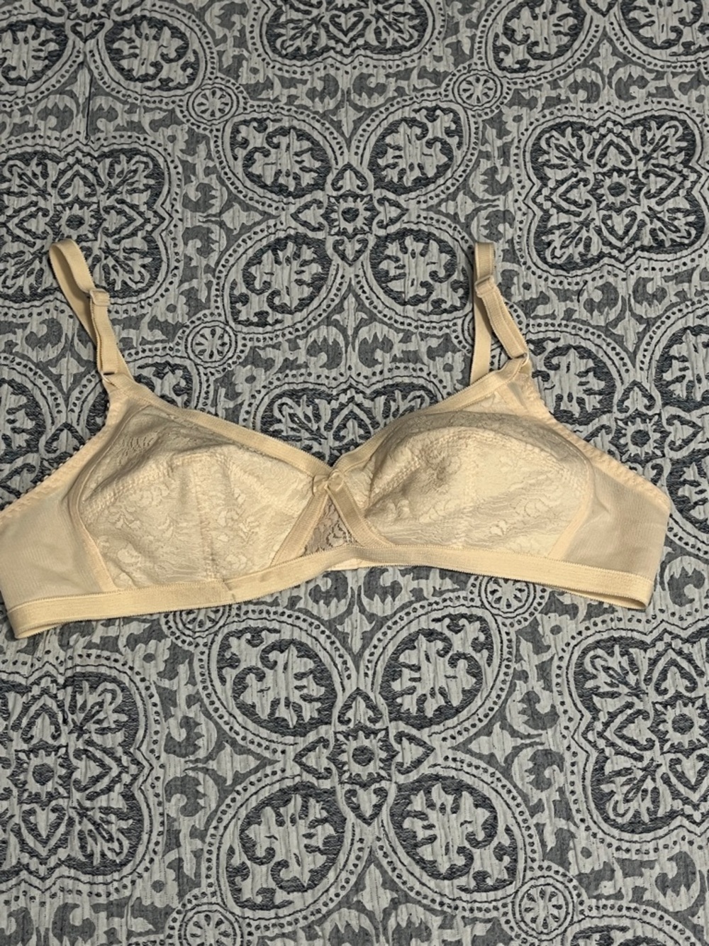 Vintage 80s style Lace Wireless Bra - Cream Small